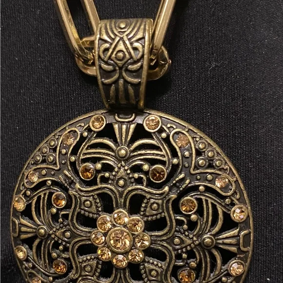 Elegant Gold Pendant Necklace - Picture 3 of 7